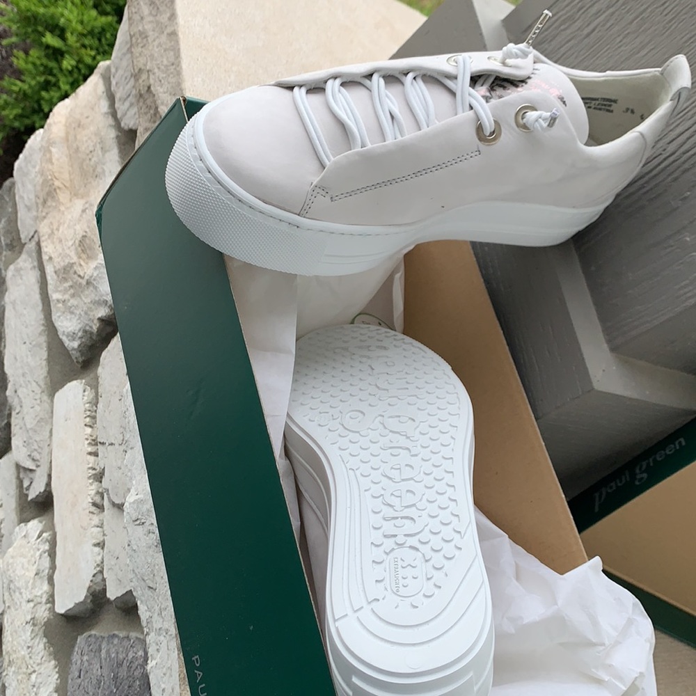 Ivory nubuk Leather Sneakers. US 7 New. - Picture 1 of 12